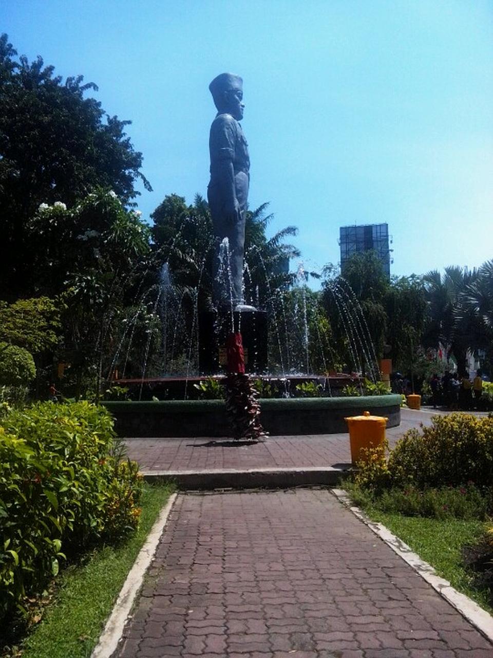 Monumen Gubernur Suryo